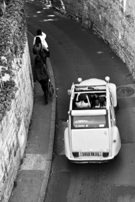 3 girls and 1 2CV