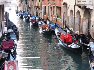 Venice - gondolas 05.JPG