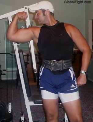 gym weightlifting belt flexing.jpeg