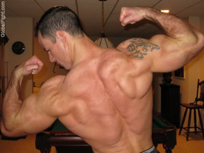 big muscles back lats delts studly flexing.jpg