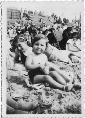 060 Eva and Eileen on beach