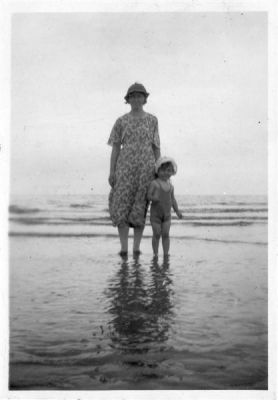062 Grandma and Eva in sea