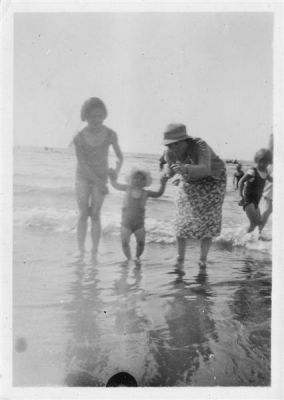 063 Grandma, Eileen and Eva in sea