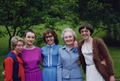 086 Rae, Elaine, Eva, Eileen and Kathy on Lornas Wedding Day August 1982