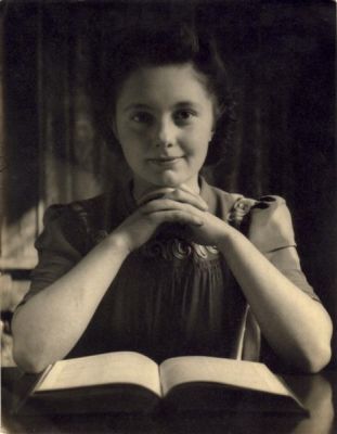105 Eileen portrait with book