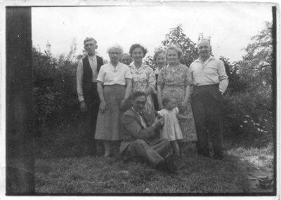 130 Family group Grandma, Grandad, Mum, Dad etc