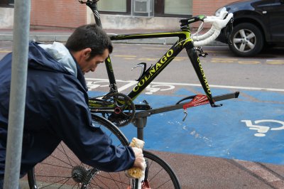Cleaning Voeckler's bike