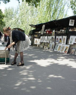 Art sellers on the Seine
