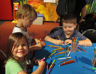 Kids' activities aty the aquarium - making badges