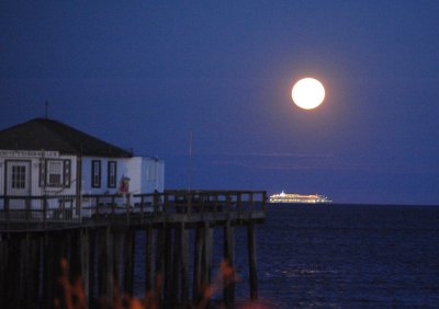 moon over the pier with cruise ship 278.jpg