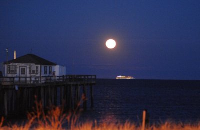moon over the pier with cruise ship 279.jpg