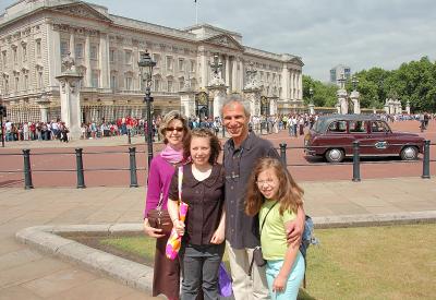pbase family shot Buckingham Palace June 28 2006.jpg