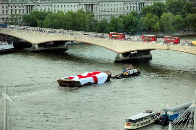 pbase Tug with English Flag June 30 2006.jpg