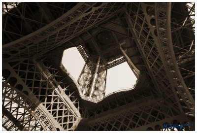 Under Tour Eiffel