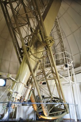 Old astronomical telescope.jpg