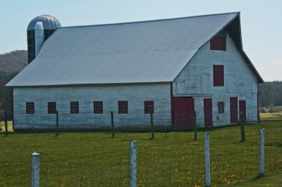 Nice Barn and Fence in Northern Pocahontas WV tb0412ckr.jpg