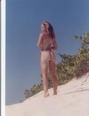 Model on the Dunes of Aruba