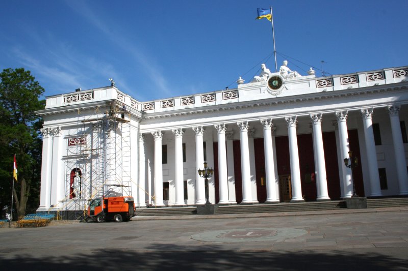 Right side of Odessa City Hall building (too bad I didnt bring my wide-angle lense)!