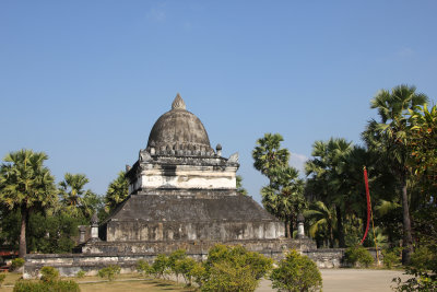 It is more commonly known as That Makmo because its shape resembles a watermelon (makmo being Lao for watermelon).