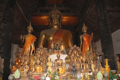 Close-up of the Buddha. Many smaller Buddhas surround it.