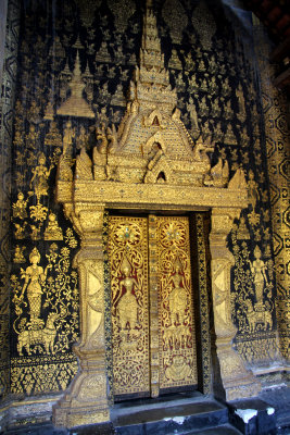 Amazing gold carved doors of another temple that I visited.