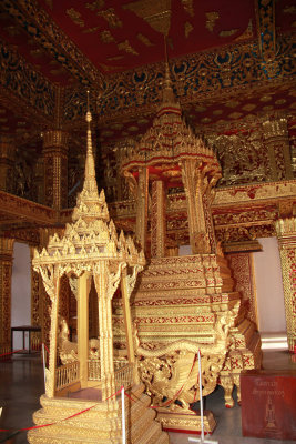 Connecting the reception wing with the residential wing is the throne hall. This appears to be the throne.