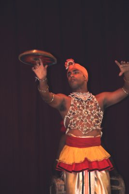 In the next dance, the dancers spun saucers simultaneously on their nose and hands.