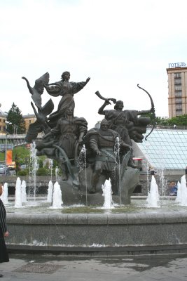Fountain and monument at Independence Square of the mythical founders of Kiev.