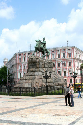 Bogdan Khmelnitsky memorial (located in Bogdan Khmelnitsky Square) by sculptor M. O. Mike