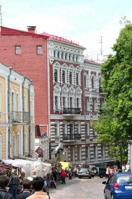 A continuation (of lower part) of St. Andrew's Descent. The street is called Andreevsky Street.