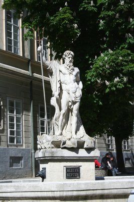 Statue of Neptune in front of the Town Hall.