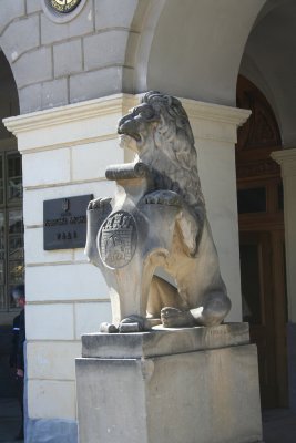 Lion sculpture with shield in front of the Town Hall.
