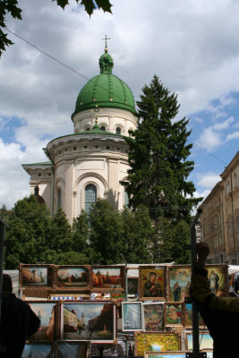 View of paintings for sale in front of the Transfiguration Church (1898).