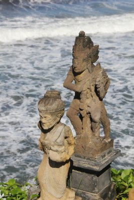 Statues with the Indian Ocean surf below.