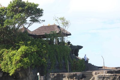  The temple was built by the 15th century priest Nirartha. Poisonous snakes are believed to guard the temple from evil spirits.