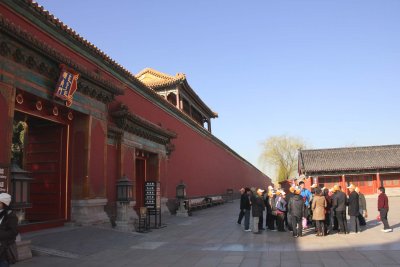 This two-storey building is just situated in the south-north axis of the City, where the Emperors' edicts were announced.