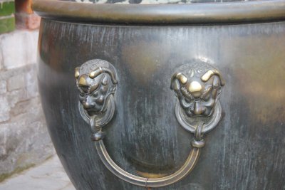 Close-up of the handles. The vats were guilded in the Qing Dynasty.