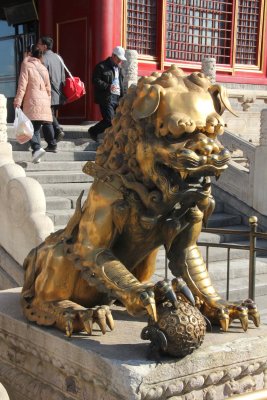 Bronze male lion. Note the bal, which represents the imperial power.