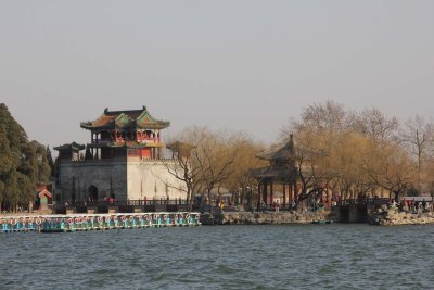 View of the tourist boats near the Culture Pavilion, the Seventeen-Arch Bridge and the Knowing Spring Pavilion.