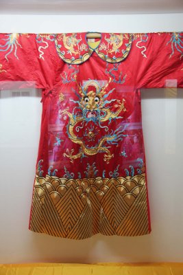 Red silk garment with a dragon, worn by emperors and the aristocracy.