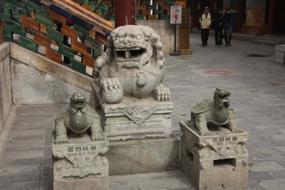 A male lion sculpture with tortoises.
