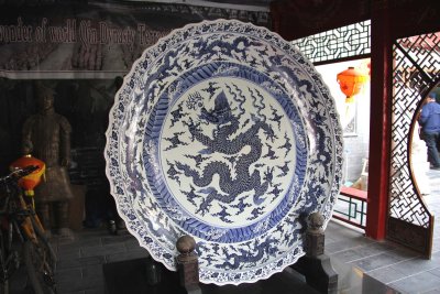 Next, we went to a Chinese porcelain factory where this huge dragon plate was on display.