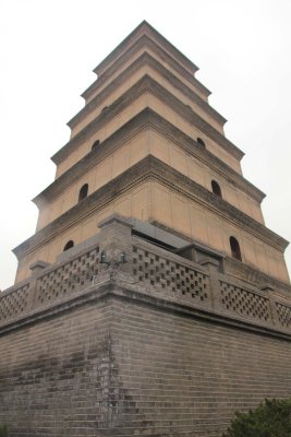 Having acquired Buddha figures, 657 kinds of sutras and some Buddha relics, he supervised the building of the pagoda's interior.