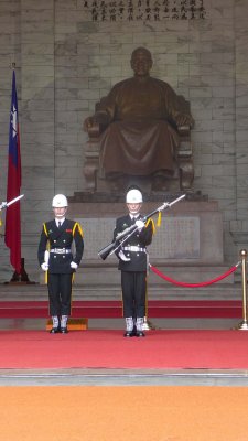 Soldiers in front of the statue of Chiang Kai-shek.