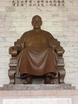 Close-up of the statue of Chiang Kai-shek.