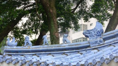 Details at the top of the gate.  Generally, the more animals, the more important is the structure.