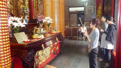People with incense worshipping at the Lungshan Temple.