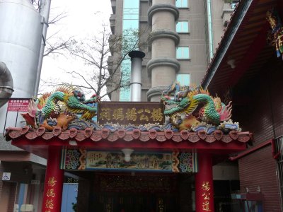 As I left the Lungshan Temple, I admired these dragons on the rooftop.