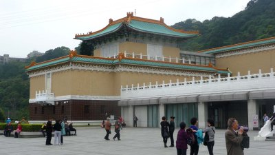 The collection encompasses over 8,000 years of Chinese history from the Neolithic age to the late Qing Dynasty.