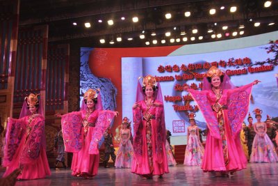 The women dancers came to the front of the stage to thunderous applause from the audience.